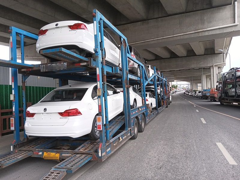汽車托運是指將汽車從一個地方運輸?shù)搅硪粋€地方的過程，它可以幫助車主解決很多問題，比如：搬家、長途旅行、物流配送等。汽車托運的收費標準是根據(jù)多個因素來確定的，包括運輸距離、車型、運輸方式等。